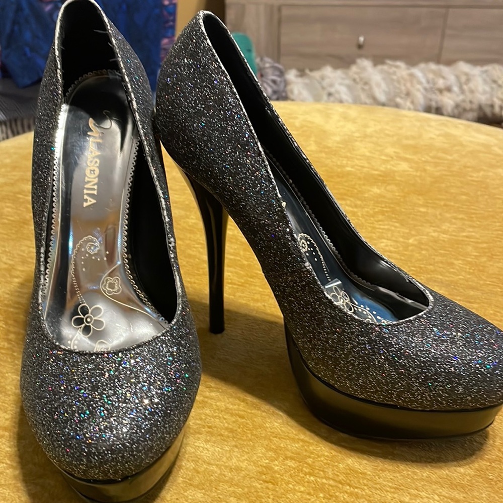 Lasonia size stacked glitter pump